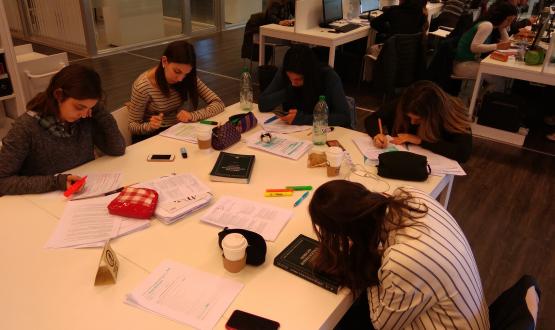 Estudiantes en la biblioteca de la FIC