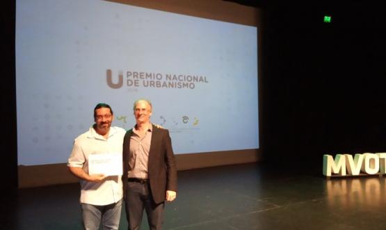 Eduardo Álvarez Pedrosian al recibir el Premio Nacional de Urbanismo 2019 en Comunicación Social