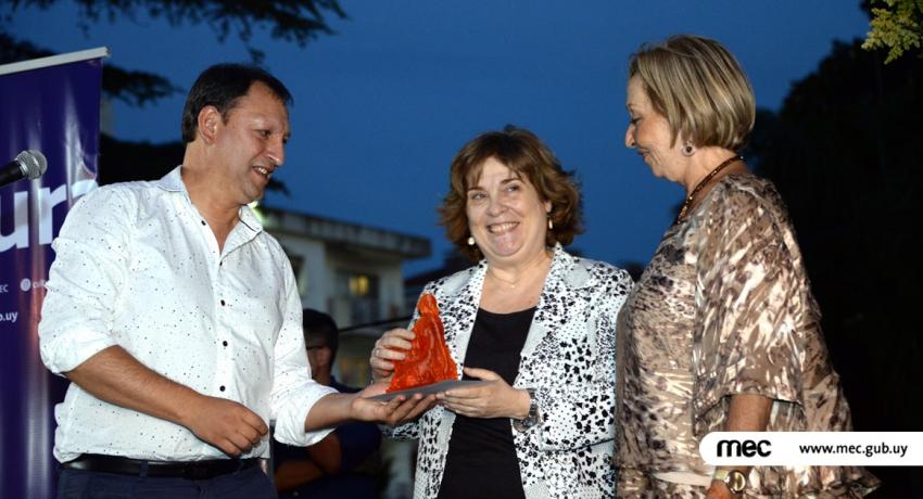 Entrega del premio por Muñoz y Mautone a Maronna.