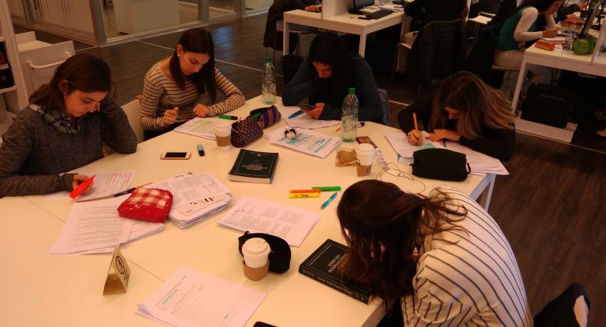 Estudiantes en la biblioteca de la FIC