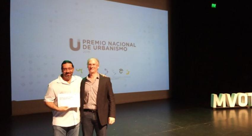 Eduardo Álvarez Pedrosian al recibir el Premio Nacional de Urbanismo 2019 en Comunicación Social