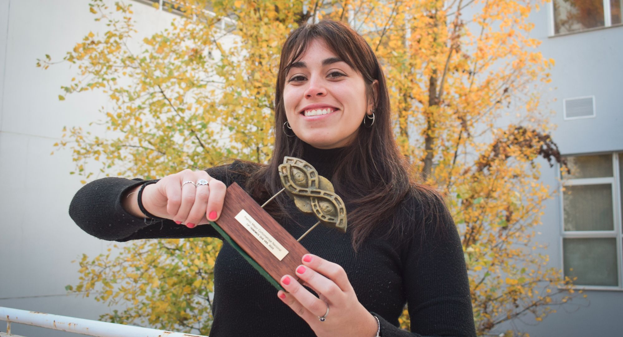 Fotografía. Camila Colman, directora de Cordón Norte, sostiene el premio a Mejor Cortometraje Nacional del Tenemos Que Ver 2025.