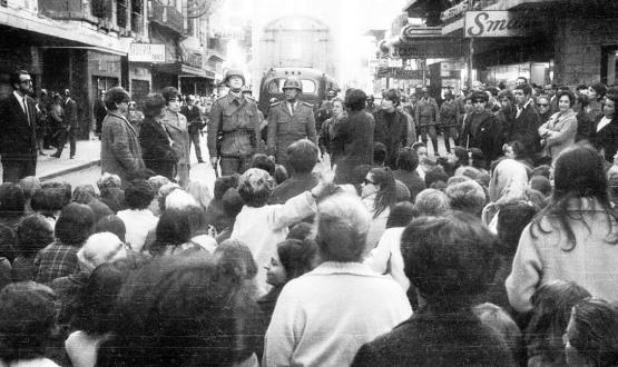 Esposas de trabajadores bancarios movilizadas en protesta por la militarización del sector en la calle Sarandí en 1968 (aprox) hecha por fotógrafos del El Popular y recuperada de la web del CdF el 18/5/22