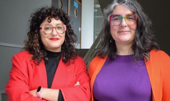 Fotografía: plano medio de las directoras de los institutos. De izquierda a derecha, de saco rojo y polera negra Sabrina Martínez. Tiene el pelo castaño enrulado sobre los hombros y está con los brazos cruzados. A su lado, de saco naranja y remera violeta, Jimena Núñez. Ambas llevan gafas y posan sonrientes.  