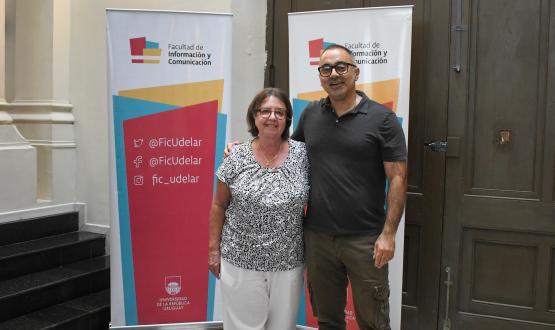 Foto. Ceremonia de traspaso de funciones. Gladys Ceretta y Federico Beltramelli, de pie, sonrientes, posan para la foto en el hall del Portal Rabú. 