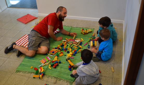 Niños y educador jugando