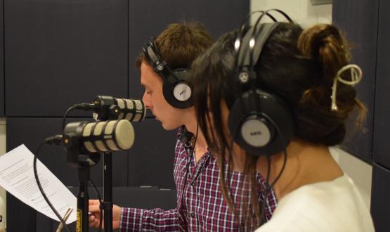 Foto: dos estudiantes en un estudio de radio conducen durante la primera temporada de Estudio Z (2024). 