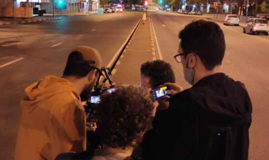Foto del equipo mirando la cámara durante el rodaje