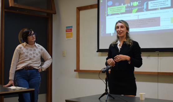 Foto. Presentación de LesFIC. De derecha a izquierda las docentes Yanet Fuster y Sofía Ache.