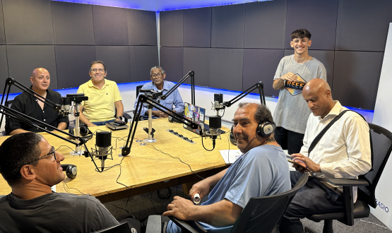 Fotografía: Vecinos de Intercomisiones en el estudio principal de radio de Uni Radio durante la entrevista en Punto de Órbita. 