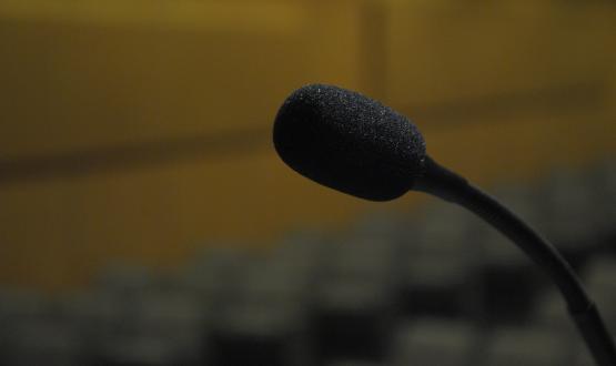 foto de un micrófono en una sala de conferencias
