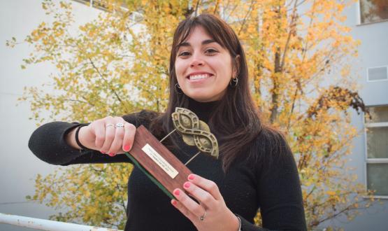 Fotografía. Camila Colman, directora de Cordón Norte, sostiene el premio a Mejor Cortometraje Nacional del Tenemos Que Ver 2025.