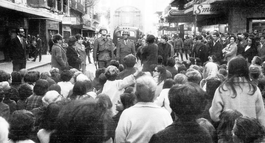 Esposas de trabajadores bancarios movilizadas en protesta por la militarización del sector en la calle Sarandí en 1968 (aprox) hecha por fotógrafos del El Popular y recuperada de la web del CdF el 18/5/22