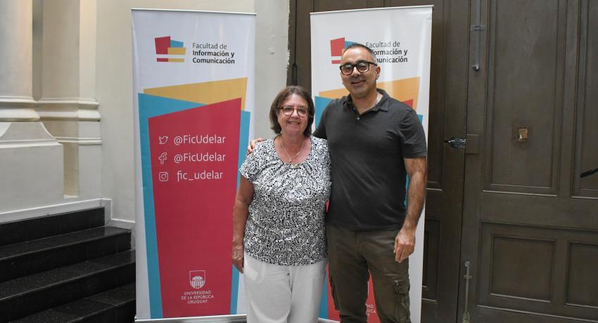 Foto. Ceremonia de traspaso de funciones. Gladys Ceretta y Federico Beltramelli, de pie, sonrientes, posan para la foto en el hall del Portal Rabú. 