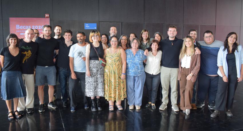 Fotografía. De pie, las y los integrantes del nuevo Consejo posan en el hall de la FIC, de espaldas al aula magna. 