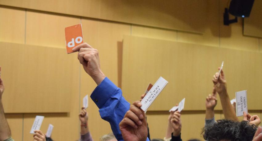 Foto. Manos alzadas votando.