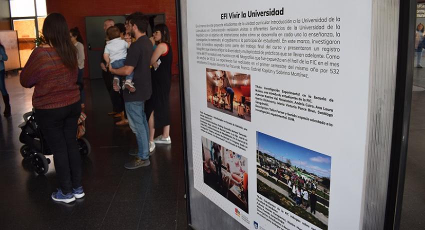 Imagen de archivo: muestra de extensión Saberes de ida y vuelta EFI Vivir la Universidad, se ve un panel de la muestra fotográfica y público participando de la muestra realizada en noviembre de 2019 en la FIC. 