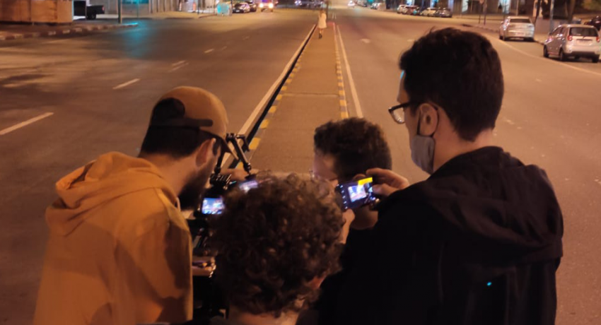 Foto del equipo mirando la cámara durante el rodaje