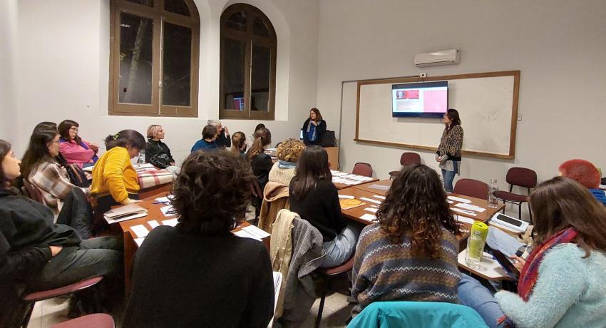 Fotografía del curso Comunicación y Cultura desde una Perspectiva Feminista a cargo de Andrea Cammarano y Ximena García, realizado durante 2022