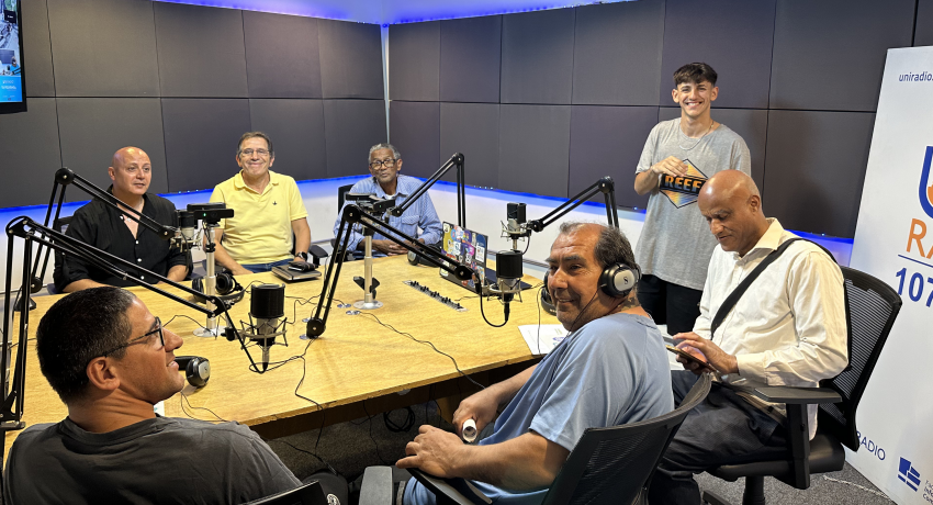 Fotografía: Vecinos de Intercomisiones en el estudio principal de radio de Uni Radio durante la entrevista en Punto de Órbita. 