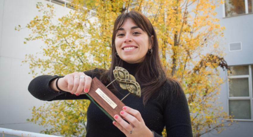 Fotografía. Camila Colman, directora de Cordón Norte, sostiene el premio a Mejor Cortometraje Nacional del Tenemos Que Ver 2025.