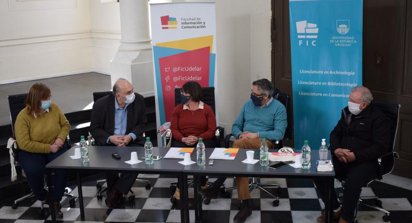 el rector de la Universidad Rodrigo Arim, la decana de la FIC Gladys Ceretta, y Marcos Carámbula de Radio Canelones
