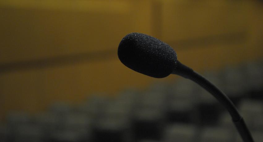 foto de un micrófono en una sala de conferencias