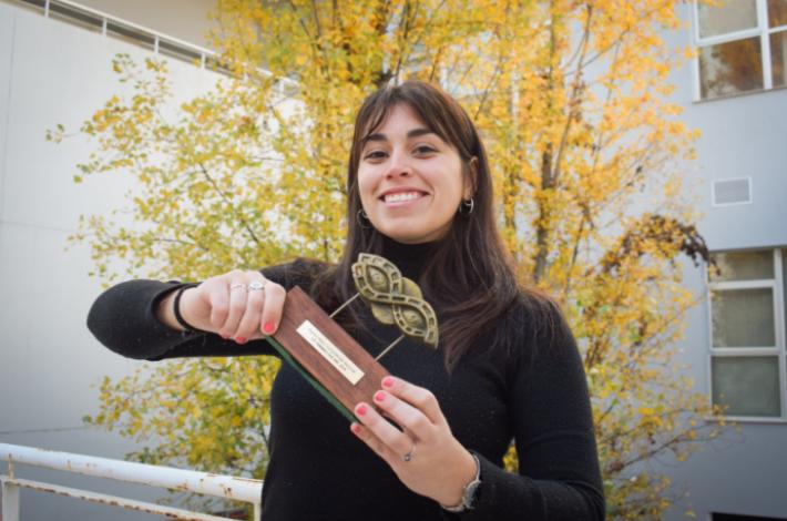Fotografía. Camila Colman, directora de Cordón Norte, sostiene el premio a Mejor Cortometraje Nacional del Tenemos Que Ver 2025.