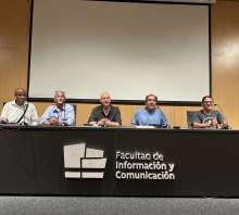 Fotografía. Vecinos de Intercomisiones sentados en la mesa principal del aula magna de la FIC