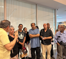 Fotografía. Vecinos de Casabó conversan con la directora de la biblioteca de la FIC.