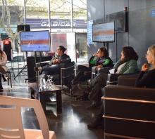 Fotografía de la mesa de apertura. Sentados en sillones negros de derecha a izquierda Yanet Fuster, María Noel Gonzalez, Alicia García y Eduardo Álvarez. Sentada en una silla blanca, al costado, Romina Verrua. 