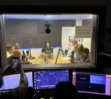 Fotografía. Desde la cabina de control de Uni Radio, vecnos de Casabó durante la entrevista en Punto de Órbita.