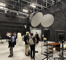 Fotografía. Vecinos de Casabó recorren el estudio de televisión. 