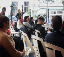 Foto del auditorio durante la presentación del libro de la UDEA en el hall de la FIC, en su mayoría integrado por estudiantes jovenes. 