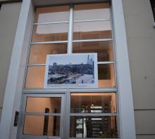 Fotografía de la fotogalería ubicada en la fachada de una vivienda.