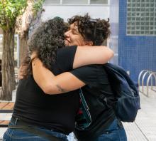 Foto. Encuentro de Mujeres del ASA. Dos mujeres se abrazan. 