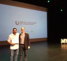 Eduardo Álvarez Pedrosian al recibir el Premio Nacional de Urbanismo 2019 en Comunicación Social.
